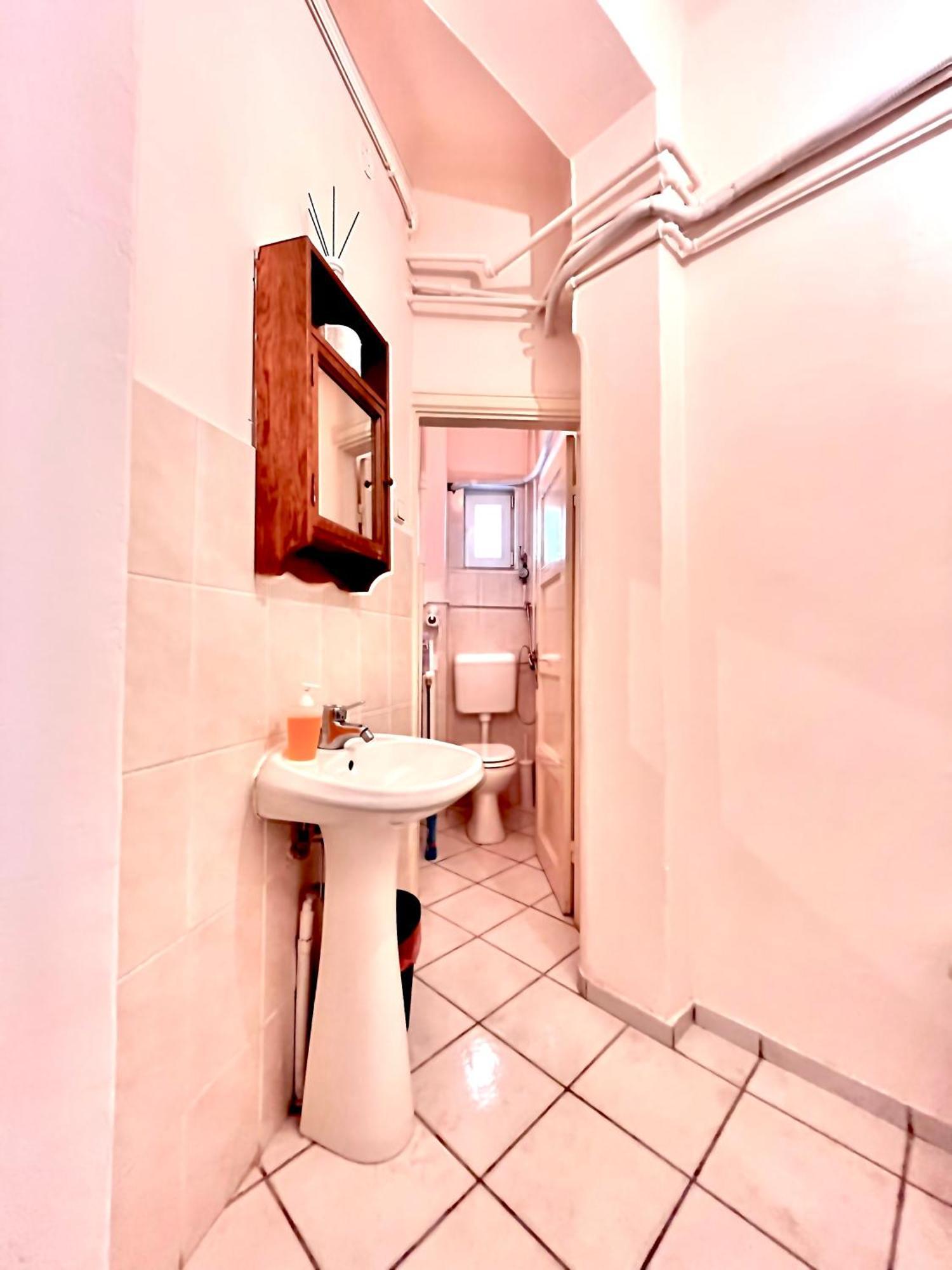 Downtown Unirii Square Private Economy Rooms With Shared Amenities Bucharest Exterior photo