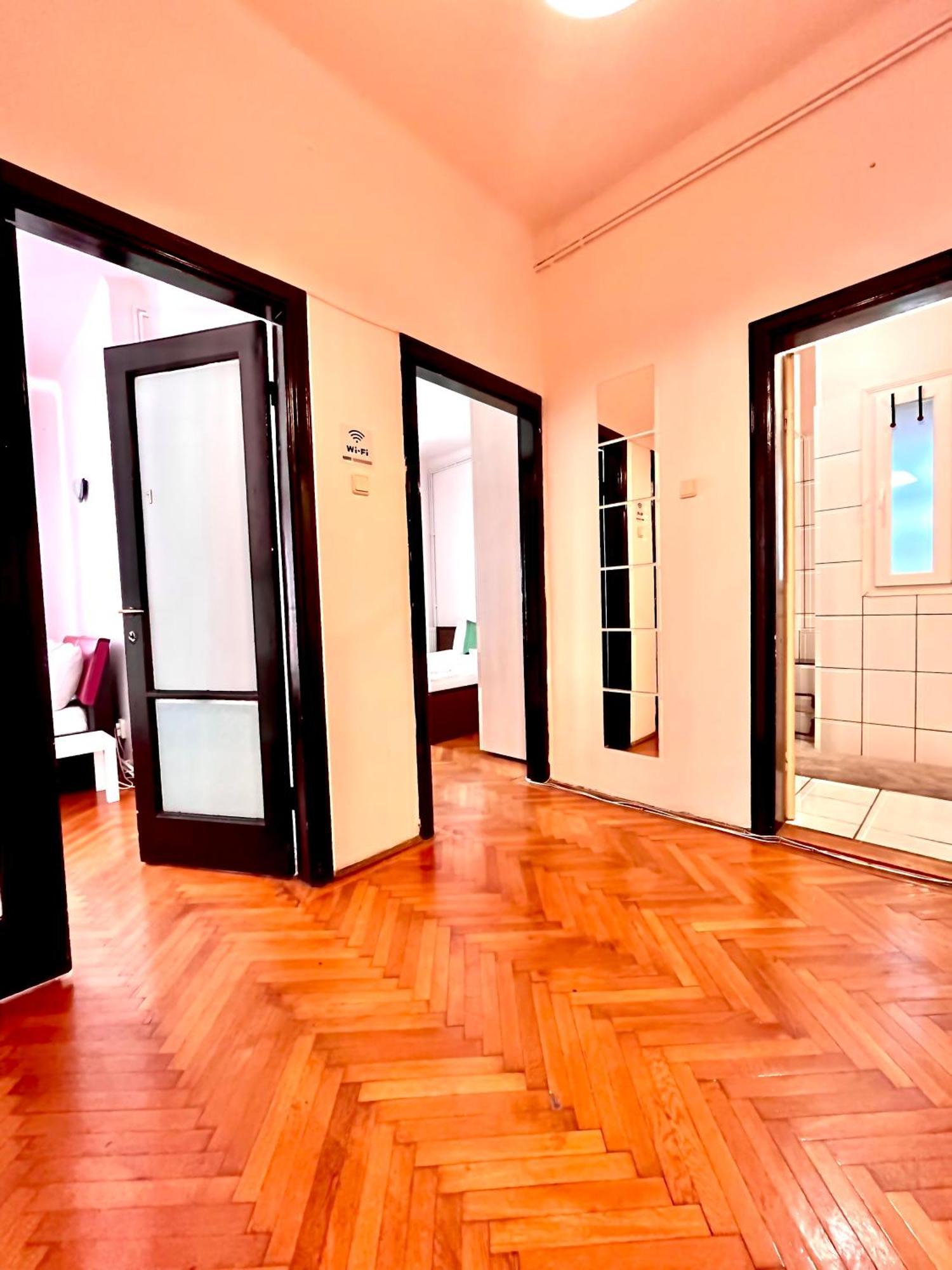 Downtown Unirii Square Private Economy Rooms With Shared Amenities Bucharest Exterior photo