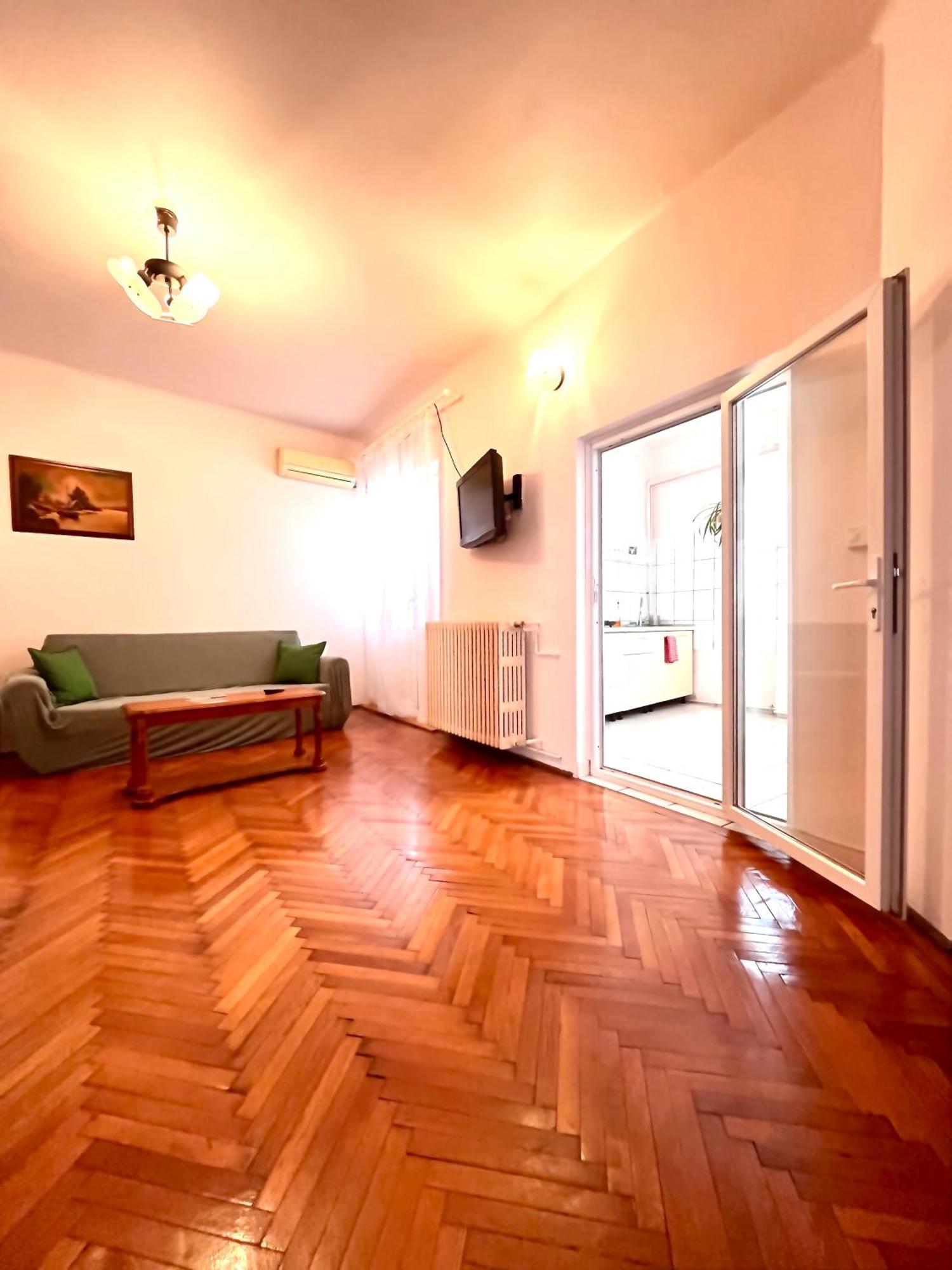 Downtown Unirii Square Private Economy Rooms With Shared Amenities Bucharest Exterior photo